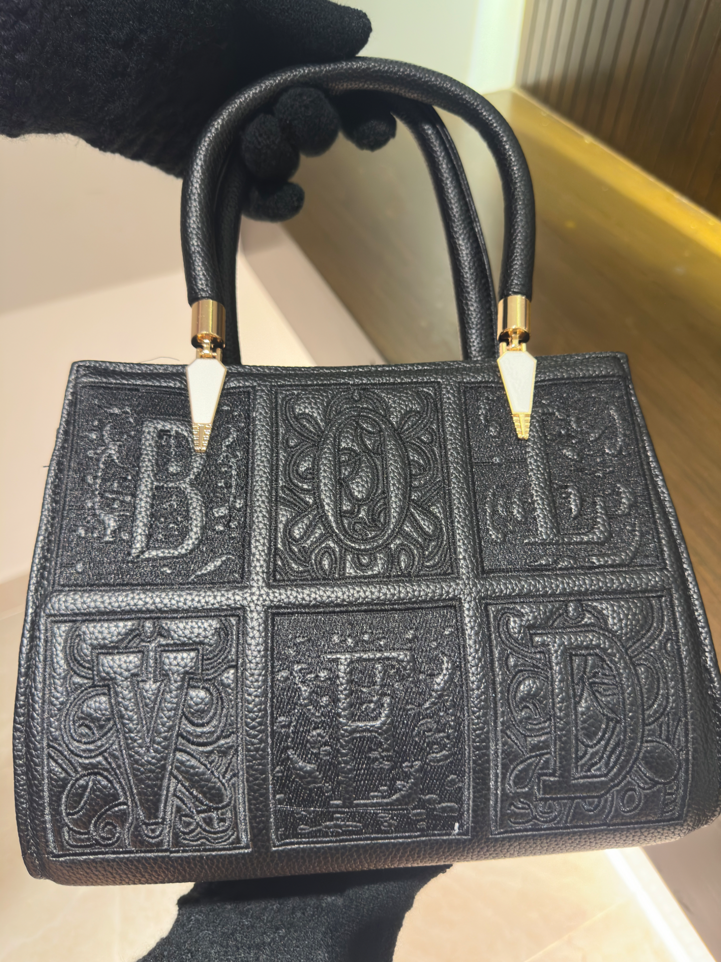 ✨Elegant Black Embossed
Handbag - Premium Design✨